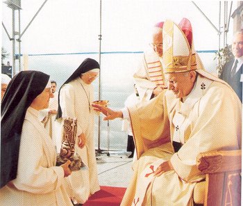 Papst Johannes Paul II mit zwei Ordensschwestern